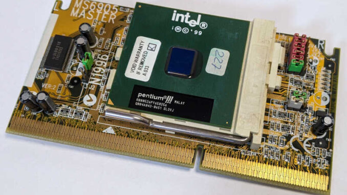 Intel Pentium III SL3VJ Prozessor mit Slot 1 Adapter
