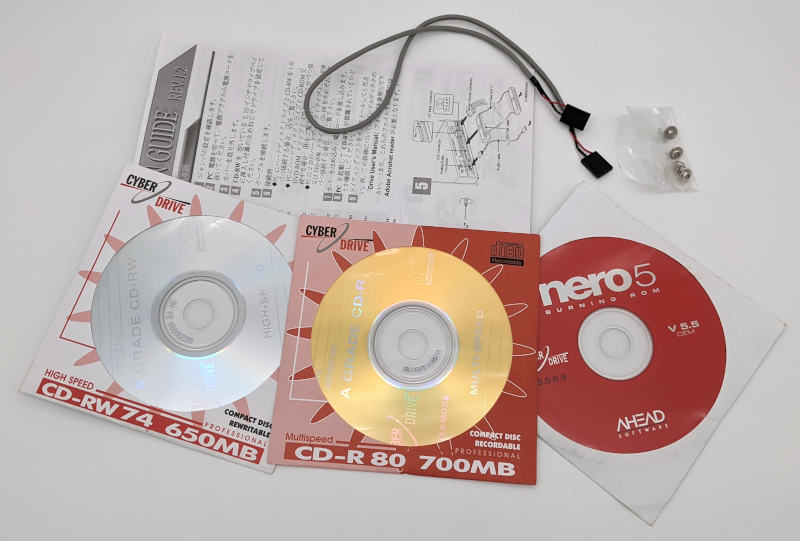 CyberDrive CW058D CD-Rekorder ATAPI CDRW-Laufwerk - CD-Rohlinge CD-R und Nero 5