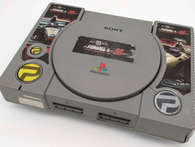 Sony Playstation 1 im Formel1 98 Design - SCPH-1002 mit Aufklebern