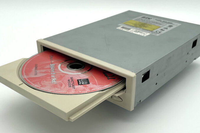 BTC CD-ROM BCD 20XB ATAPI - Schublade
